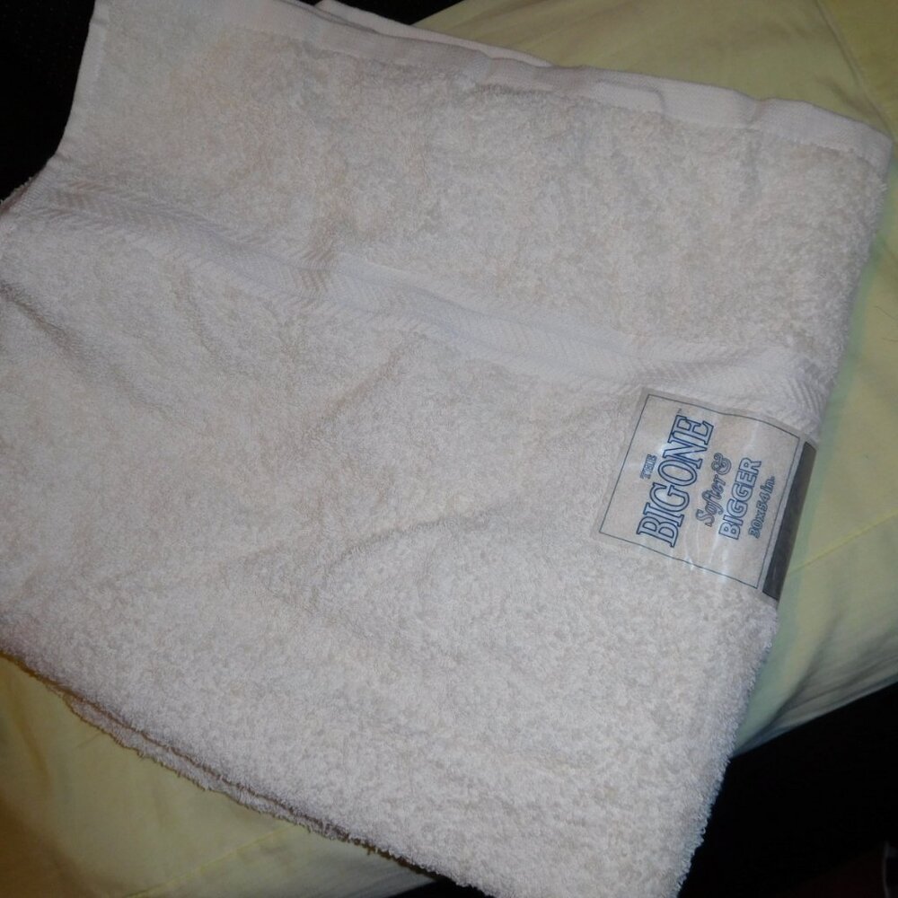 NOS THE BIG ONE YELLOW BATH TOWEL 30" X 54" SOFTER AND BIGGER